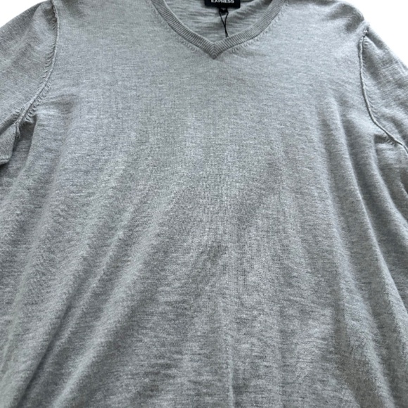 BNWT Express Men's Gray 100% Cotton V-Neck Sweater Size L - Picture 3 of 7